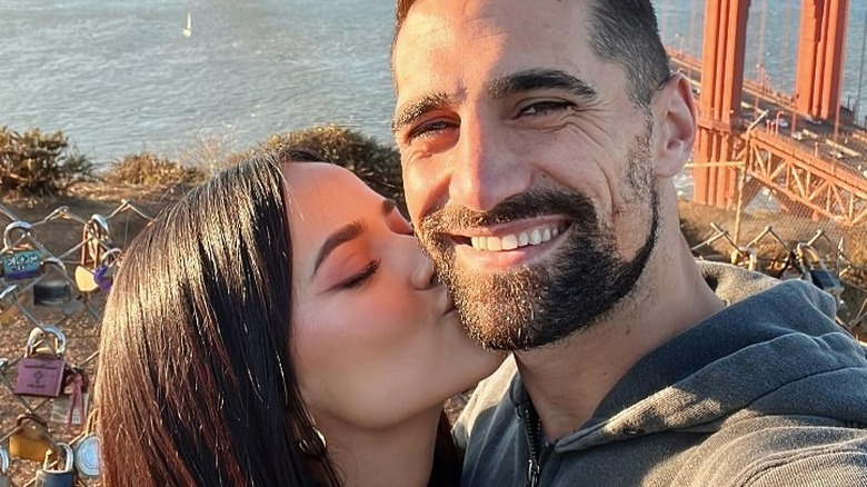 Becky G et Sebastián Lletget souriants