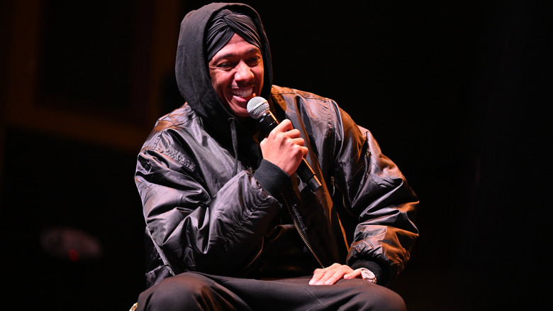 Nick Cannon s'exprimant lors d'un événement