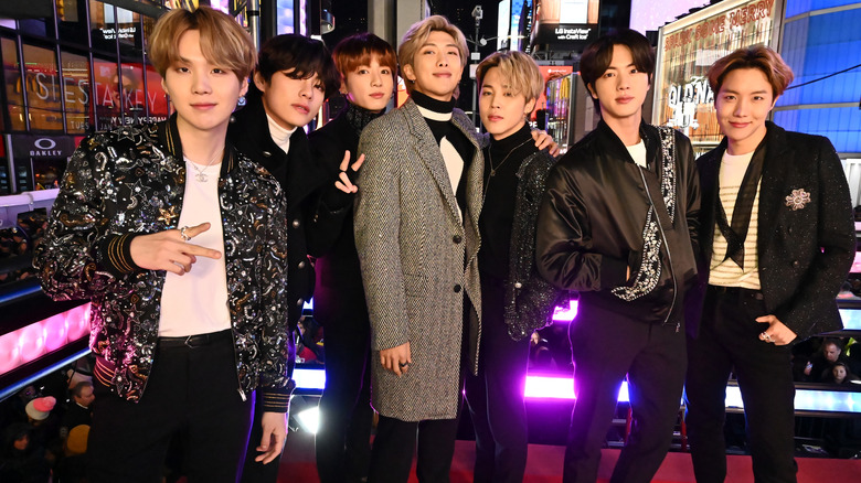 Les 7 membres du BTS à Times Square, NYC