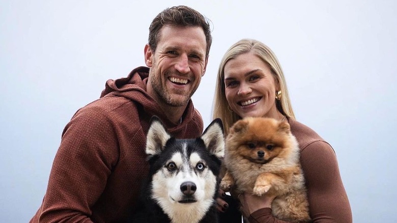 Brooks Liech et Katrín Tanja Davíðsdóttir posant avec des chiens