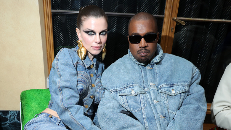 Julia Fox et Kanye West posent