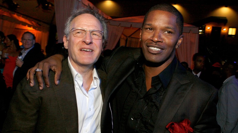 Jamie Foxx avec un bras autour de Michael Mann