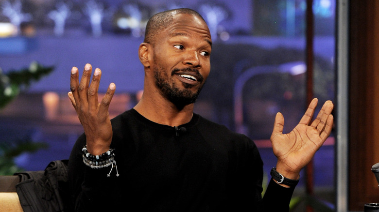 Jamie Foxx avec les mains en l'air