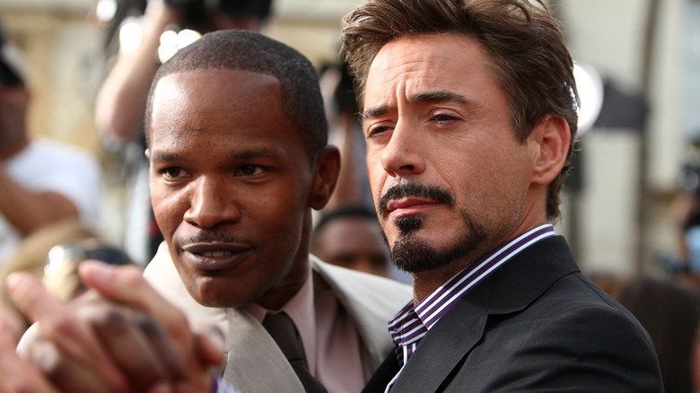 Jamie Foxx serre la main de Robert Downey Jr.