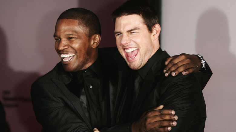 Jamie Foxx rit et étreint Tom Cruise