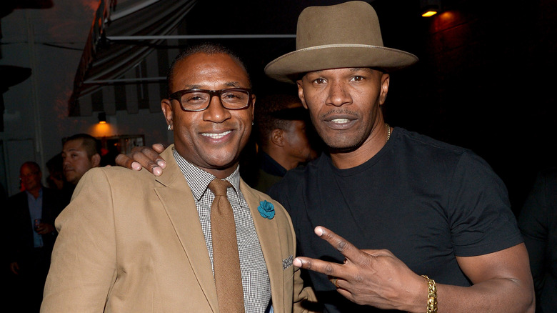 Tommy Davidson posant avec Jamie Foxx