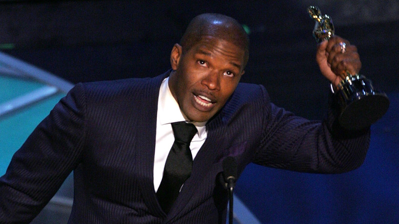 Jamie Foxx brandissant Oscar