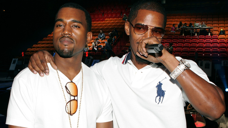 Jamie Foxx avec un bras autour de Kanye West