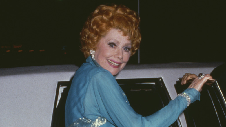 Lucille Ball monte dans une limousine