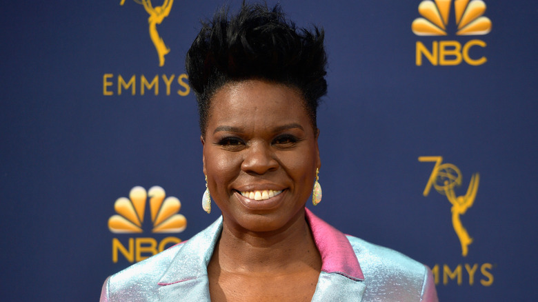 Leslie Jones souriant