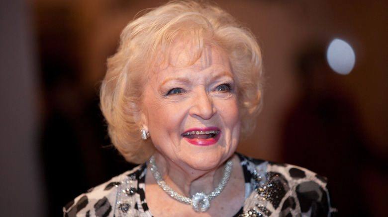 Betty White sourit