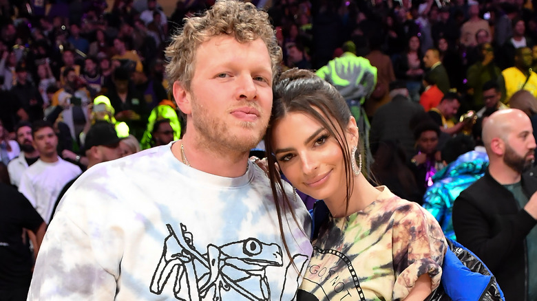 Sebastian Bear-McClard et Emily Ratajkowski posant