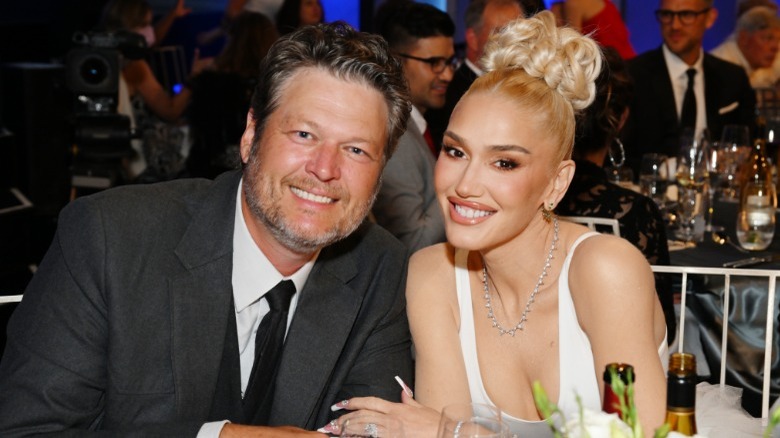 Blake Shelton Gwen Stefani souriant 