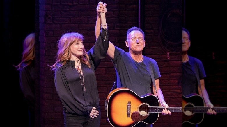 Patti Scialfa Bruce Springsteen main dans la main