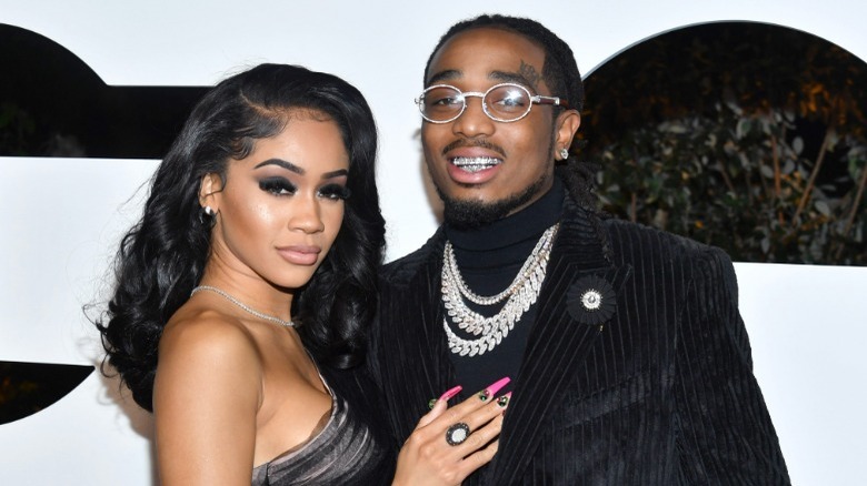 Main Saweetie sur la poitrine de Quavo