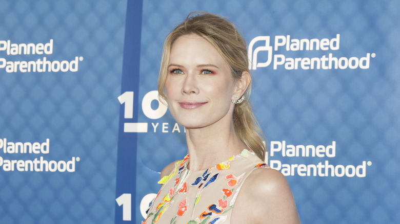 Stephanie March pose devant un arrière-plan Planned Parenthood