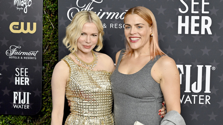 Michelle Williams et Busy Philipps posant ensemble