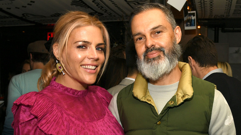 Busy Philipps et Marc Silverstein souriant ensemble