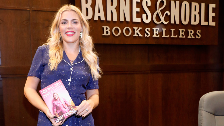 Busy Philipps posant avec son livre