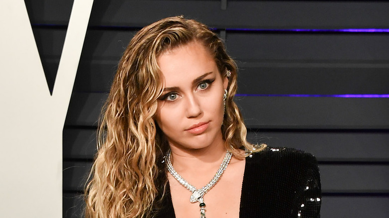 Miley Cyrus posant lors d'un événement