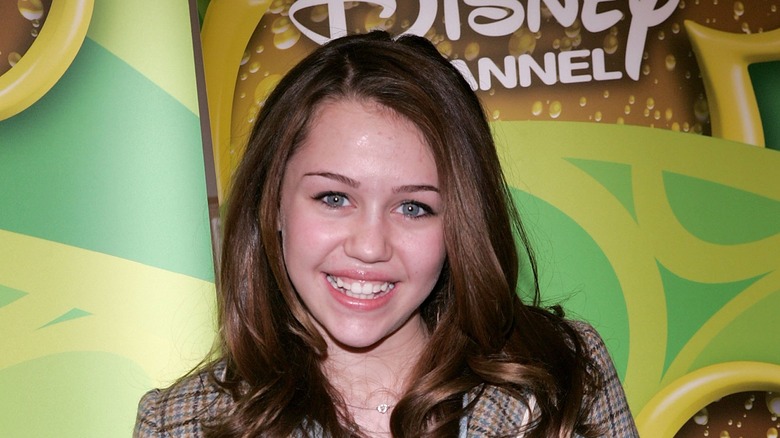 Une jeune Miley Cyrus souriante