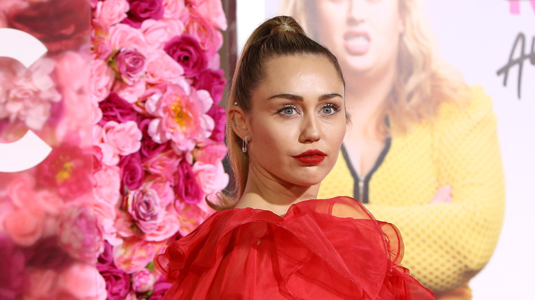 Miley Cyrus posant à la première d'un film 