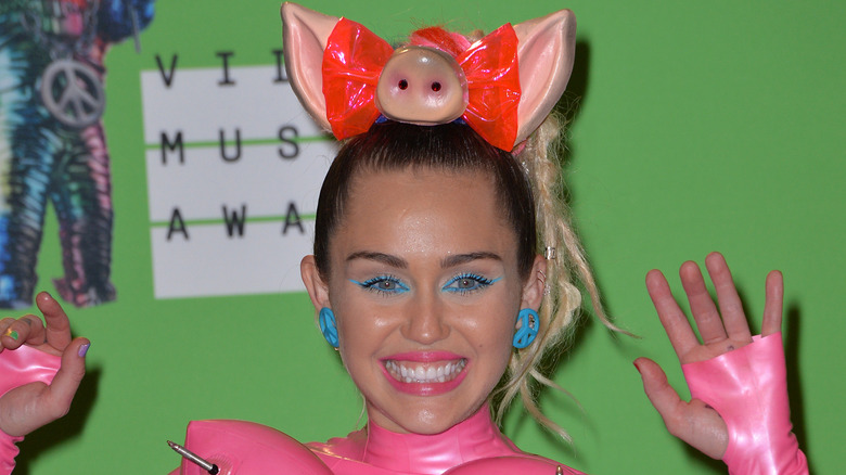 Miley Cyrus posant lors d'un événement