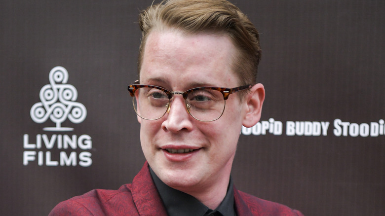 Macaulay Culkin avec des lunettes