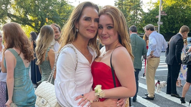 Brooke Shields étreint sa fille Rowan Henchy