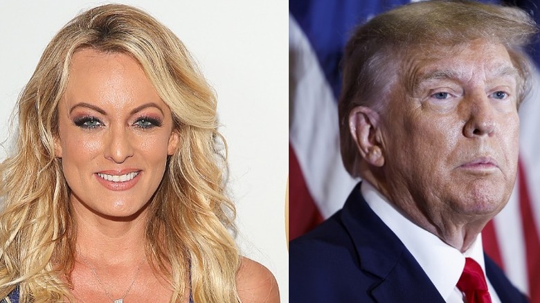 Stormy Daniels souriant; Donald Trump regarde