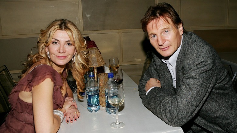 Natasha Richardson, Liam Neeson assis à table