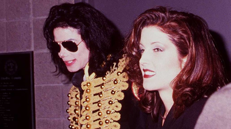 Michael Jackson portant des lunettes de soleil, Lisa Marie Presley souriante