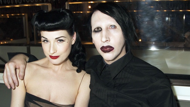 Marilyn Manson avec un bras autour de Dita Von Teese