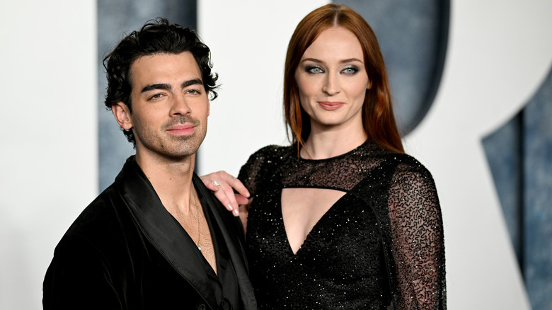 Sophie Turner avec la main sur l'épaule de Joe Jonas