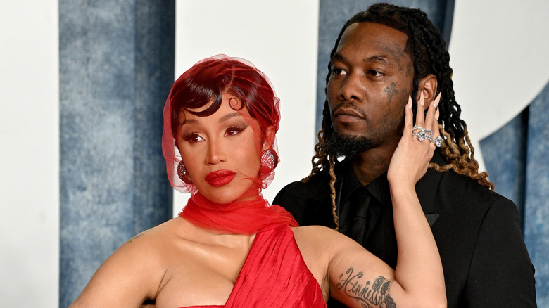 Cardi B avec la main sur le visage d'Offset