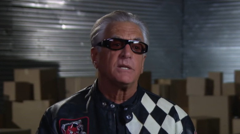 Barry Weiss portant des lunettes de soleil