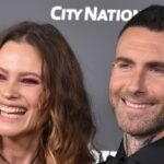 Adam Levine et Behati Prinsloo sont restés proches sur le premier tapis rouge depuis son scandale impertinent de DM