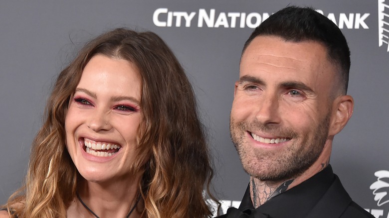 Adam Levine et Behati Prinsloo sont restés proches sur le premier tapis rouge depuis son scandale impertinent de DM