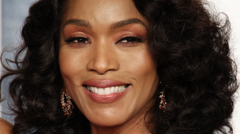 Angela Bassett n’a pas forcé un sourire après la perte des Oscars 2023 face à Jamie Lee Curtis (et nous ne la blâmons pas)