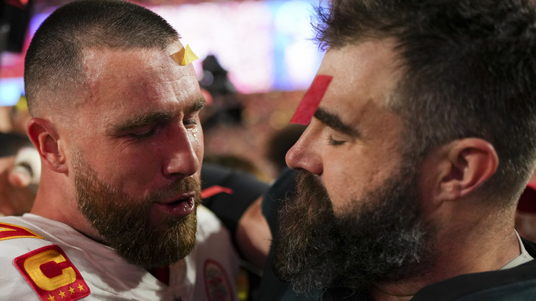 Travis et Jason Kelce se font un câlin 