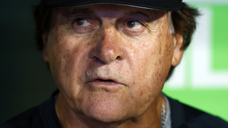 Tony La Russa lève les yeux