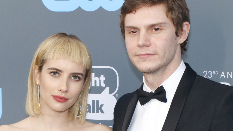 Comment le premier baiser d’Evan Peters et Emma Roberts s’est totalement mal passé