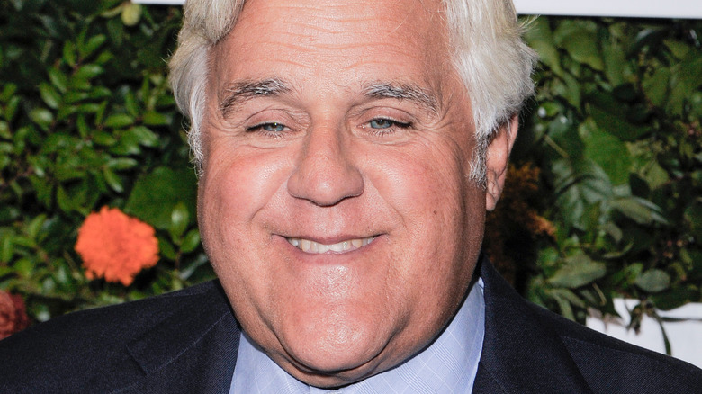 Jay Leno n’arrête pas de faire des blagues sur son « nouveau visage » après un accident