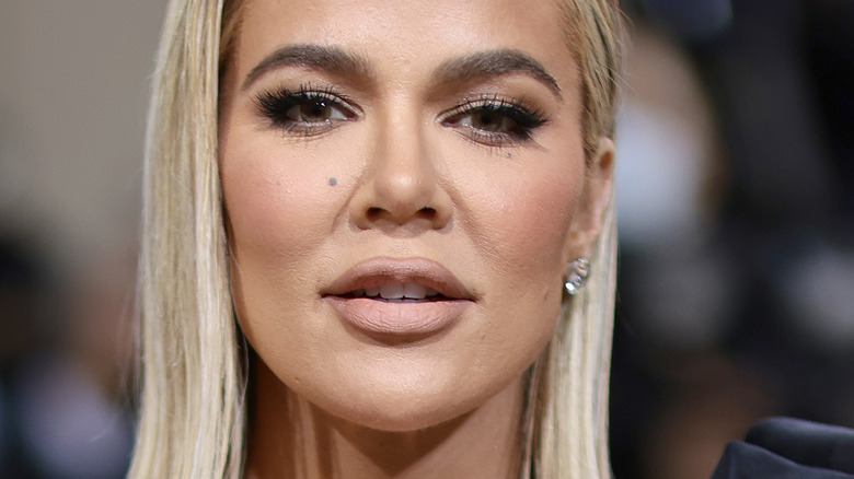 Khloé Kardashian reste indifférente aux critiques sur son « vieux visage »