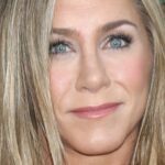 La défense de Jennifer Aniston des blagues d’amis problématiques est déchirée en lambeaux sur Twitter