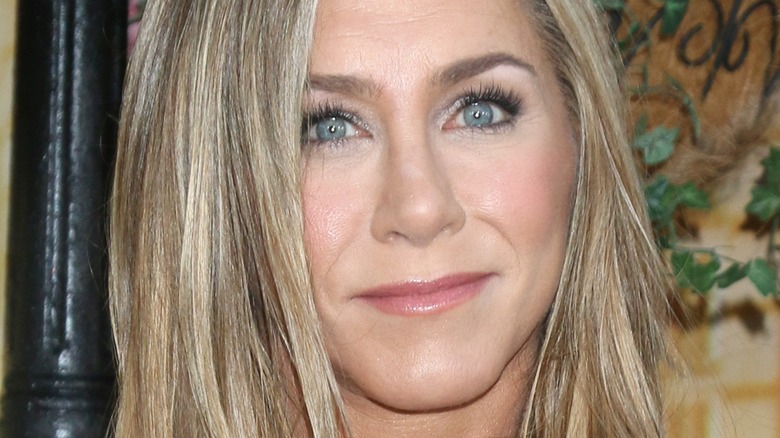 La défense de Jennifer Aniston des blagues d’amis problématiques est déchirée en lambeaux sur Twitter