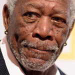 L’accident effrayant derrière Morgan Freeman portant toujours un gant à la main gauche