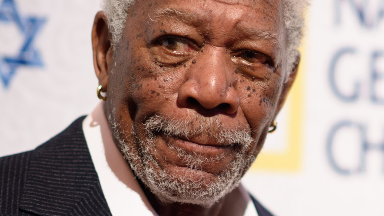 L’accident effrayant derrière Morgan Freeman portant toujours un gant à la main gauche