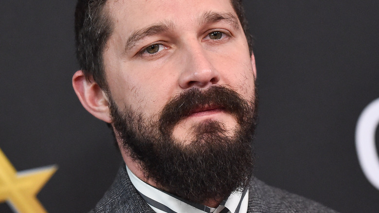 Shia LaBeouf et Mia Goth pourraient ne pas être mariés (du moins pas légalement)