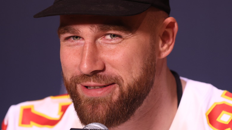 Travis Kelce lors d'une conférence de presse